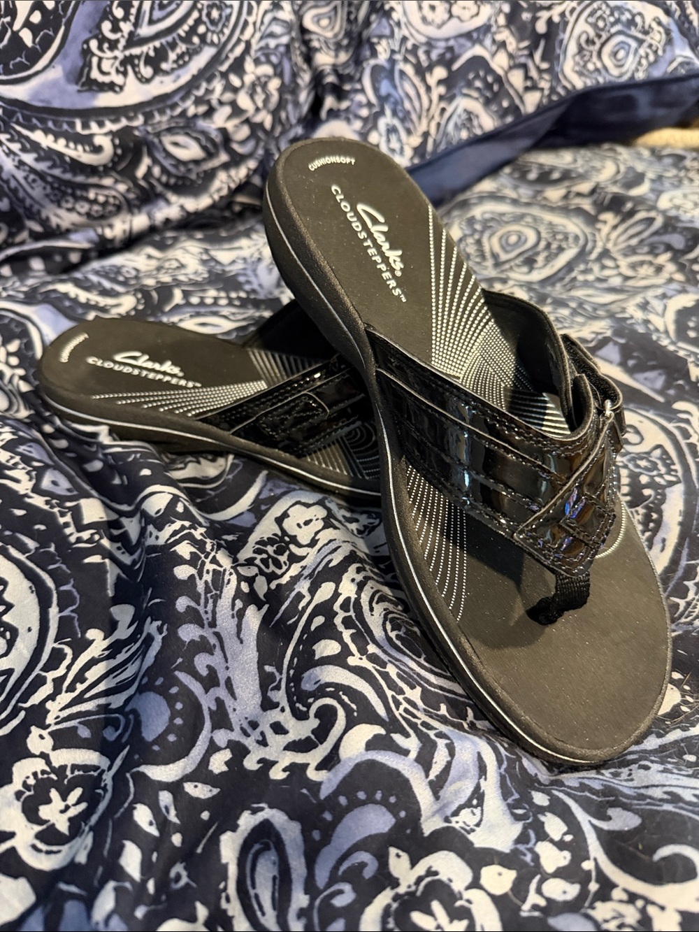 Clarks Black Patent Cloudsteppers Flip Flops NWOT
